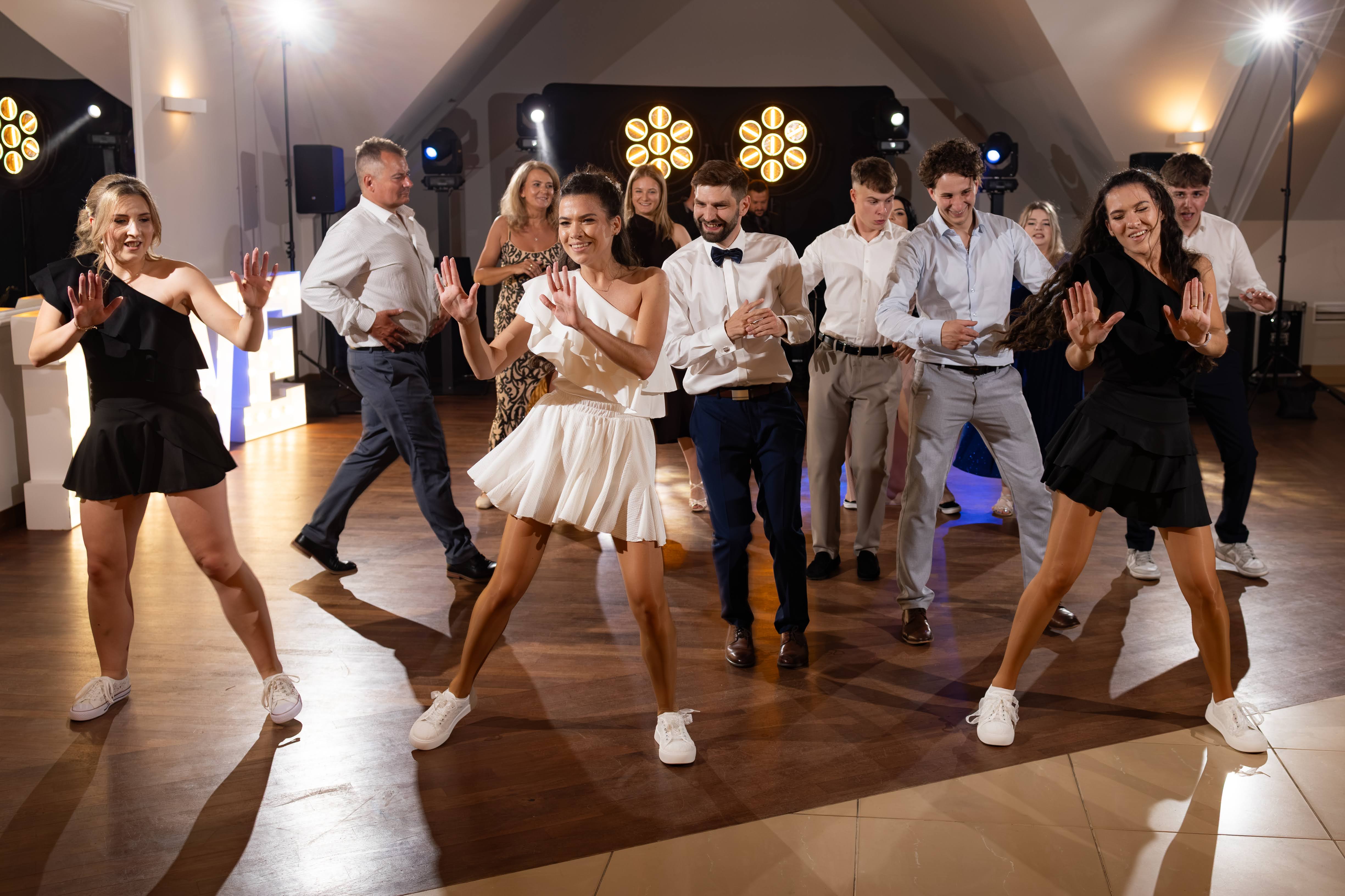 Goście podczas zabawy weselnej – fotografia Tomasza Niedźwieckiego