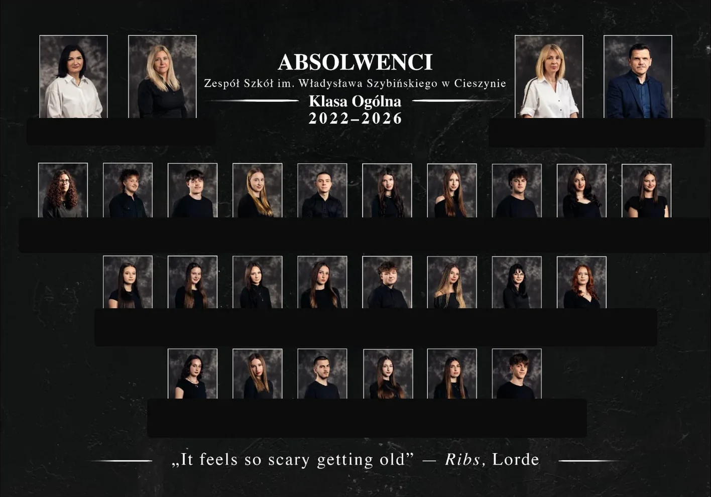 Czarny projekt tabli szkolnej z zamaskowanymi nazwiskami