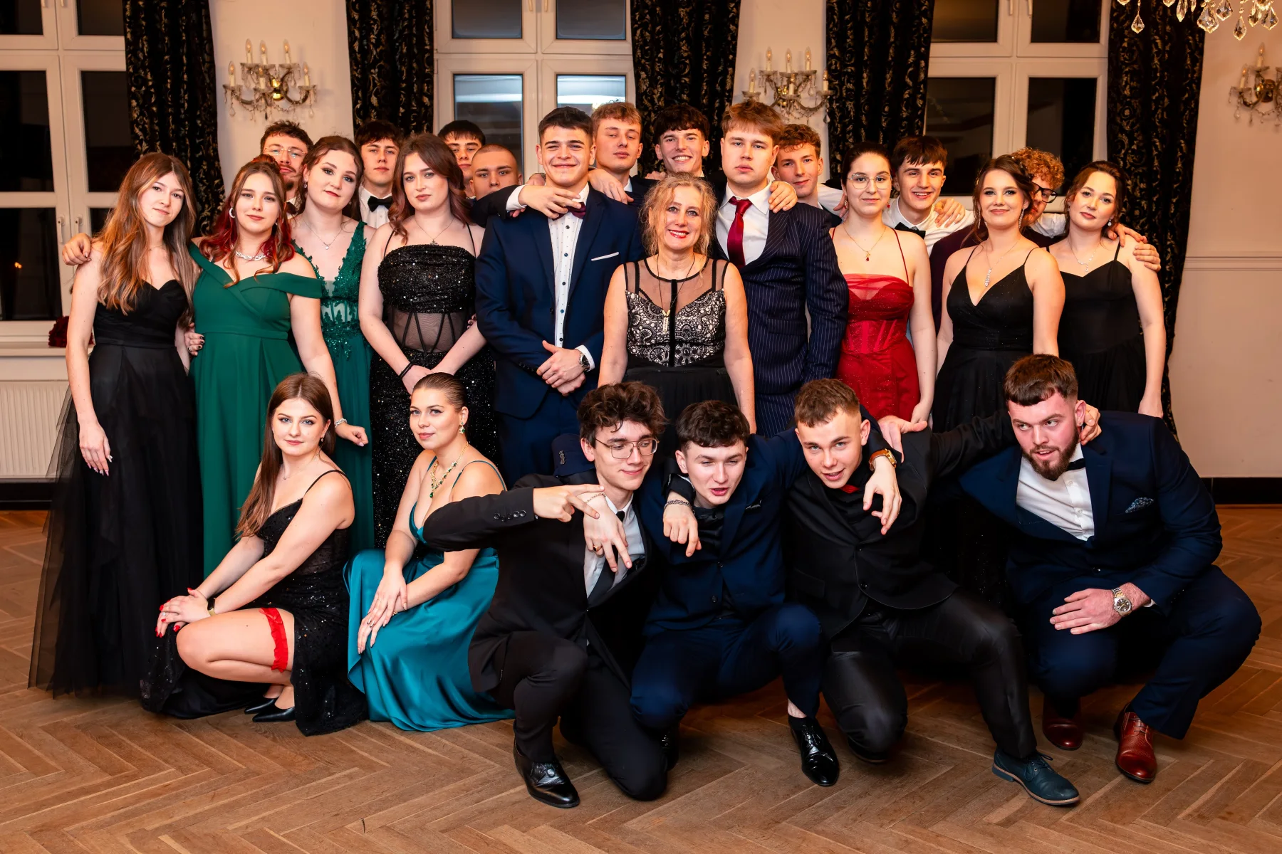Wspólne zdjęcie klasy podczas studniówki